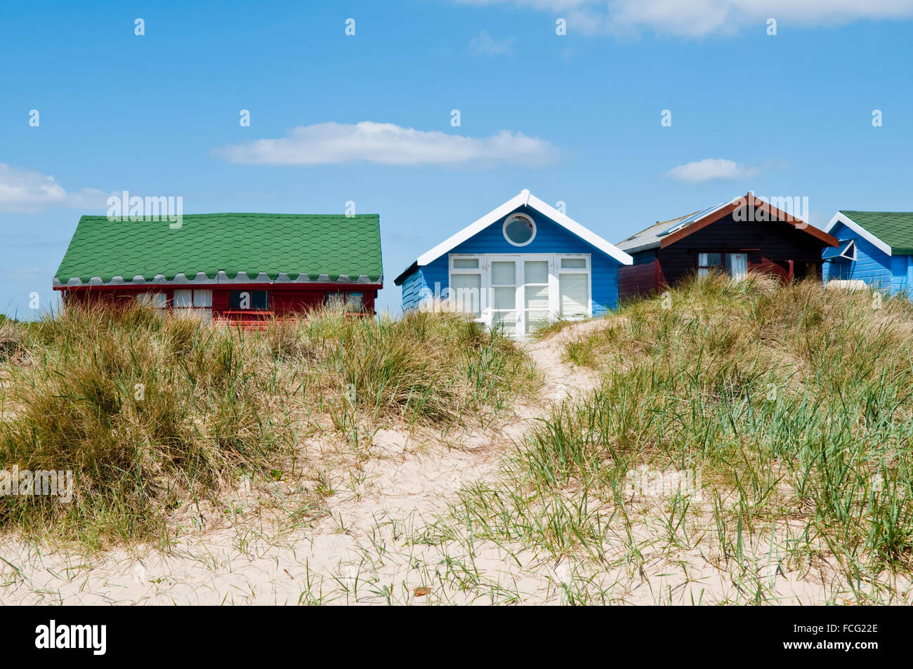 Strandhütten in den Sanddünen an Mudeford Sandbank, Hengistbury Head, in der Nähe von Christchurch, Dorset Stockfoto