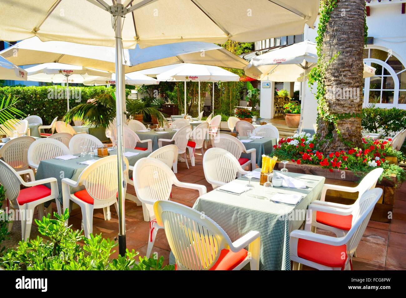 Restaurant im Freien, Tischen, Stühlen und Sonnenschirmen. Castelldefels, Barcelona Provinz, Katalonien, Spanien. Stockfoto