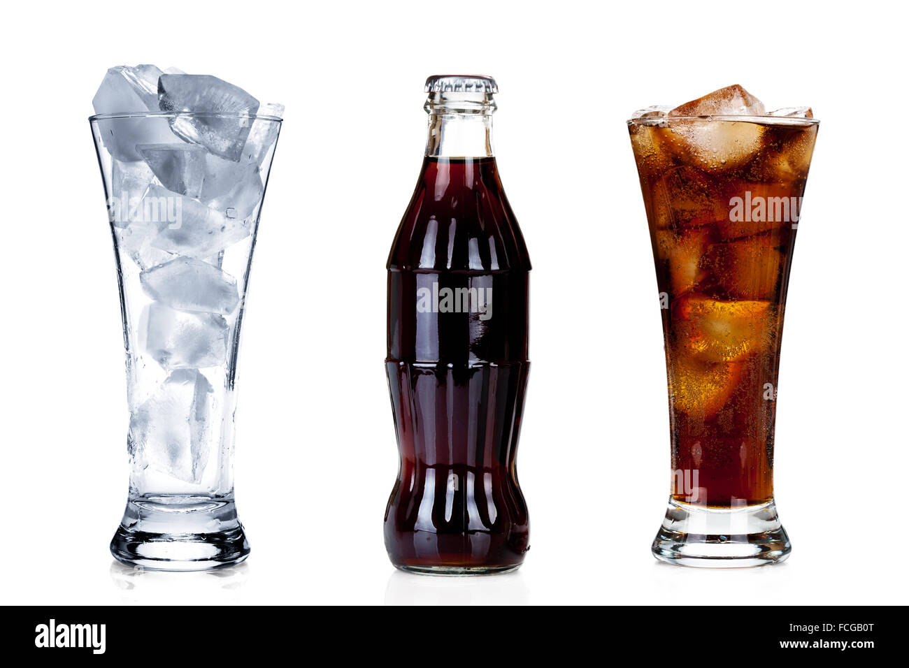 Flasche Cola mit zwei Gläsern isoliert auf weißem Hintergrund Stockfoto