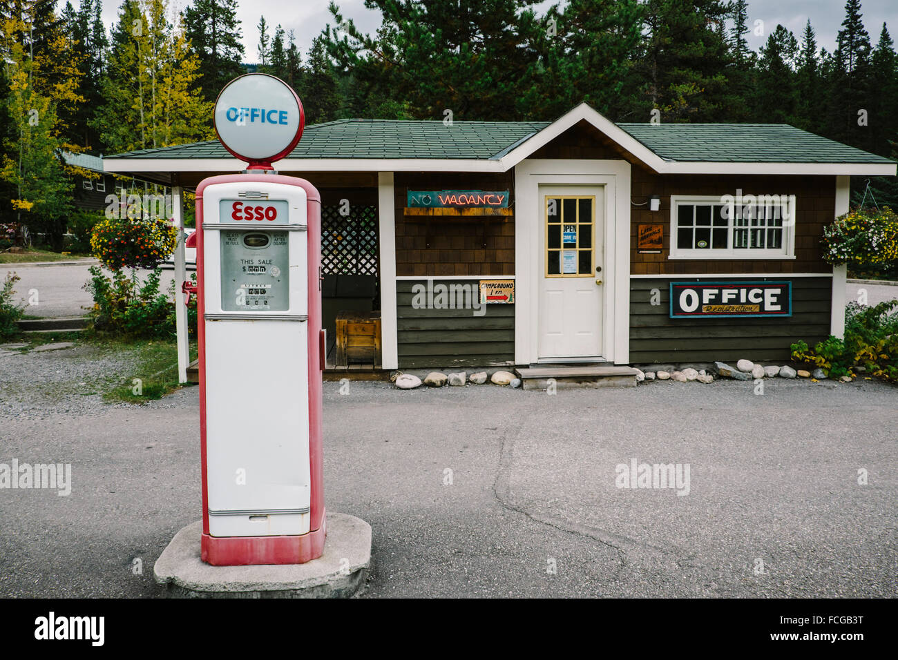 Alte Tankstelle, Replik, Castle Junction, Bow Valley Parkway, Banff Nationalpark, Alberta, Kanada Stockfoto