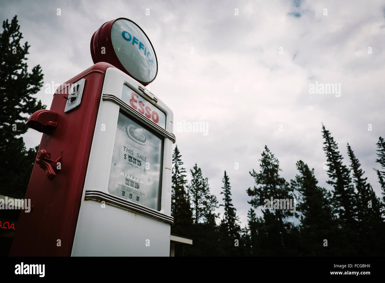 Alte Tankstelle, Replik, Castle Junction, Bow Valley Parkway, Banff Nationalpark, Alberta, Kanada Stockfoto