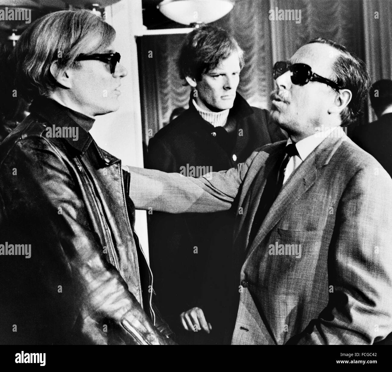 Künstler Andy Warhol (links) und Dramatiker Tennessee Williams (rechts) mit Regisseur Paul Morrissey im Hintergrund), S.S. Frankreich, 1967 Stockfoto