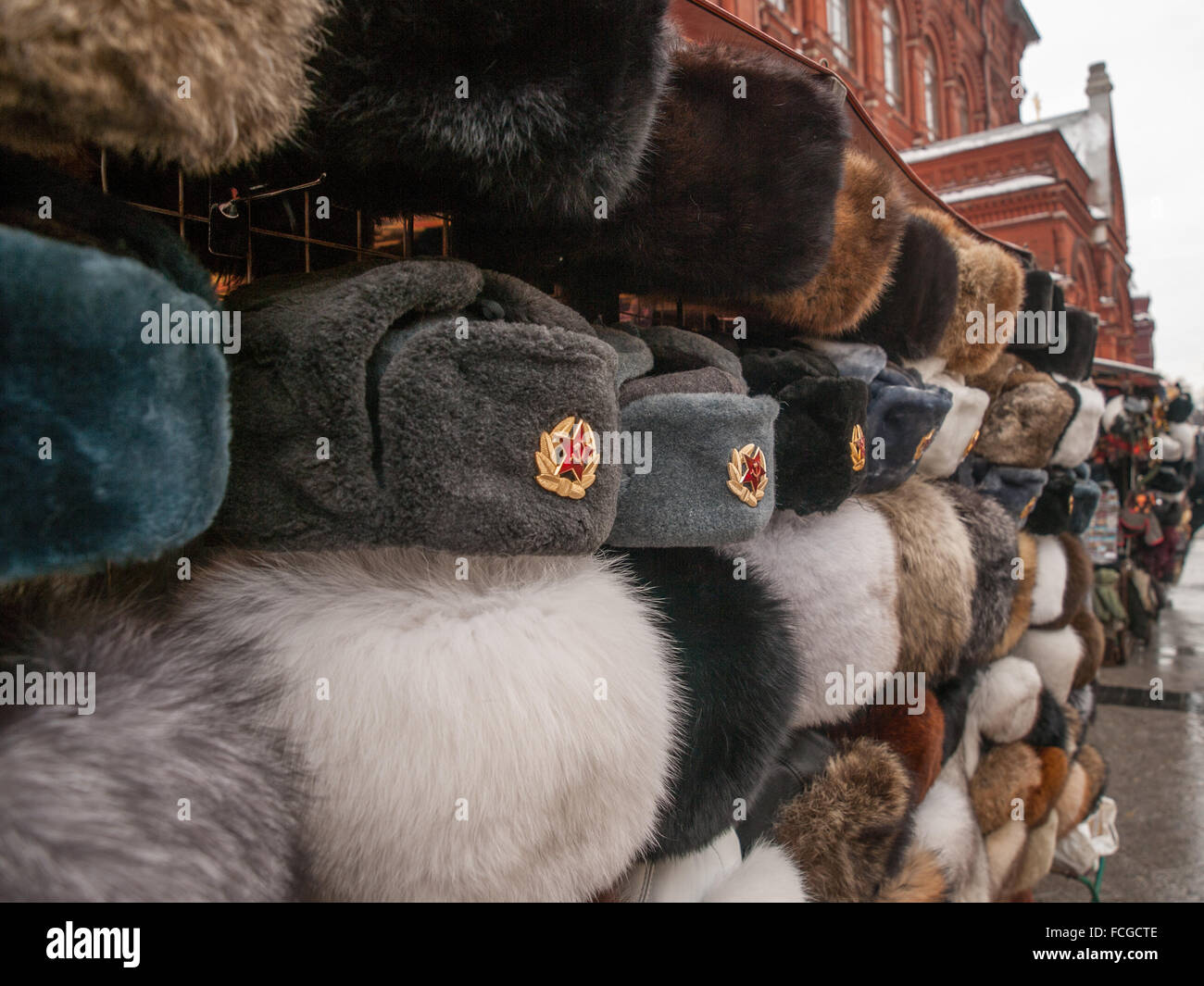 Reihen von russische Pelzmützen auf Ismailovsky Markt in Moskau, Russland. Stockfoto