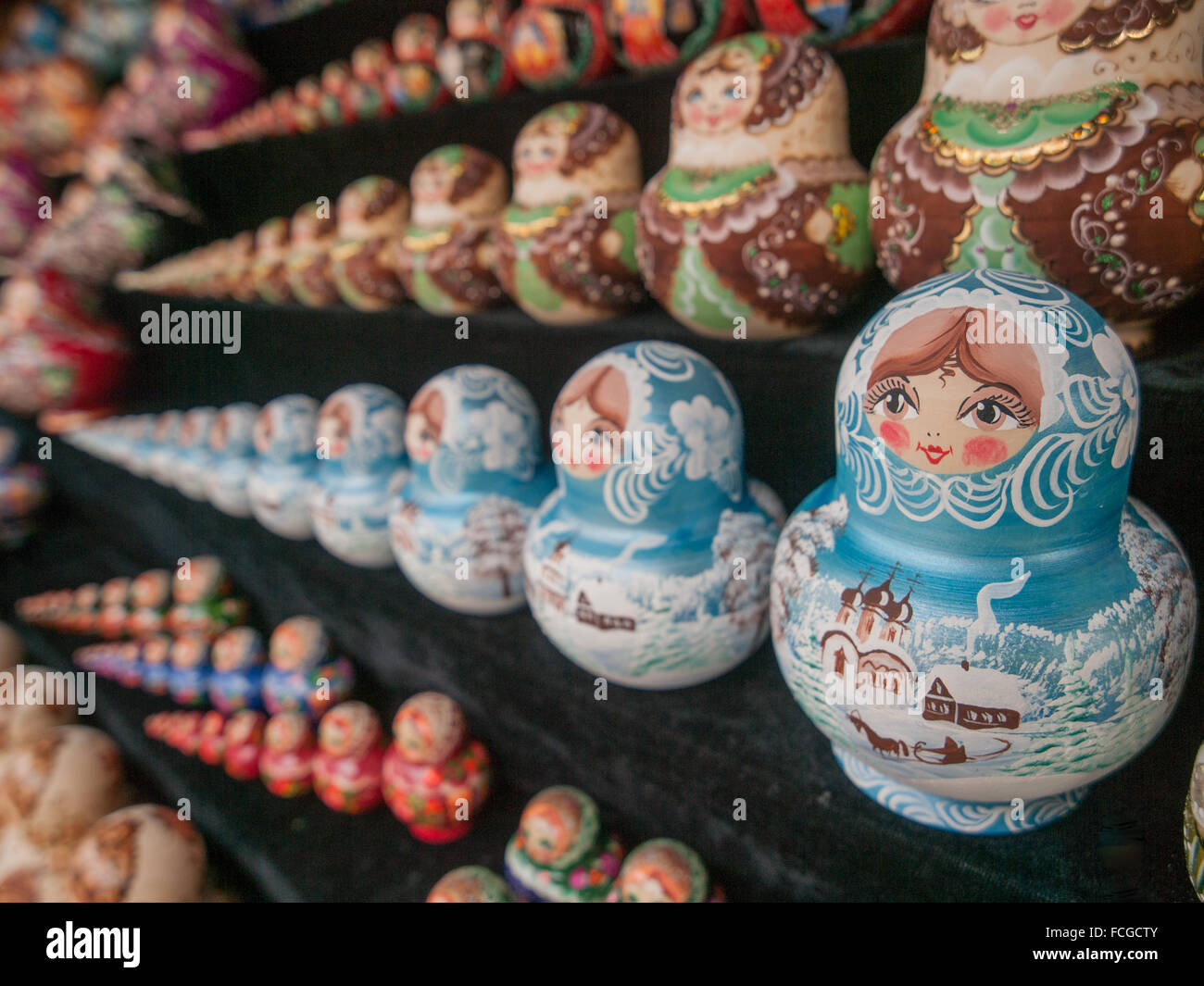 Russische Verschachtelung Puppen in verschiedenen Farben bei Izmailovsky Souvenir-Markt in Moskau. Stockfoto