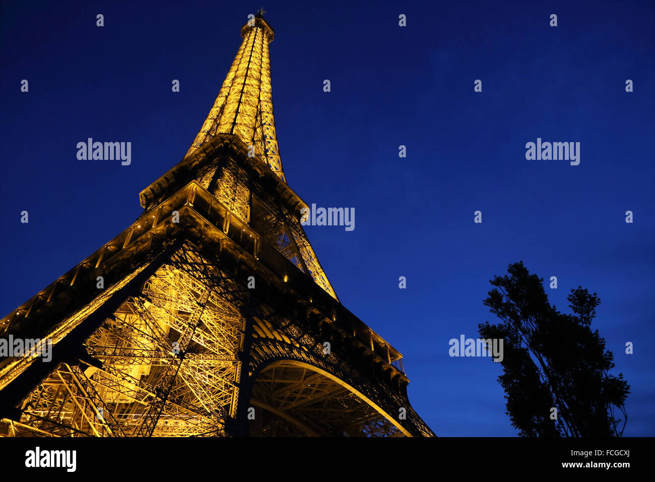 Eiffelturm in der Abenddämmerung, Paris, Frankreich. Stockfoto