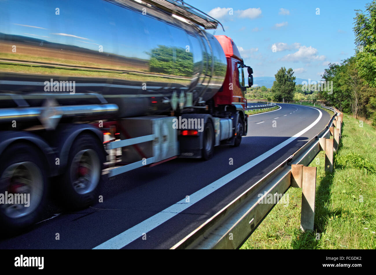 Spiegelung den Landschaft Chrom Tank LKW verschieben auf einer Autobahn, Blick vom Augenhöhe Stockfoto