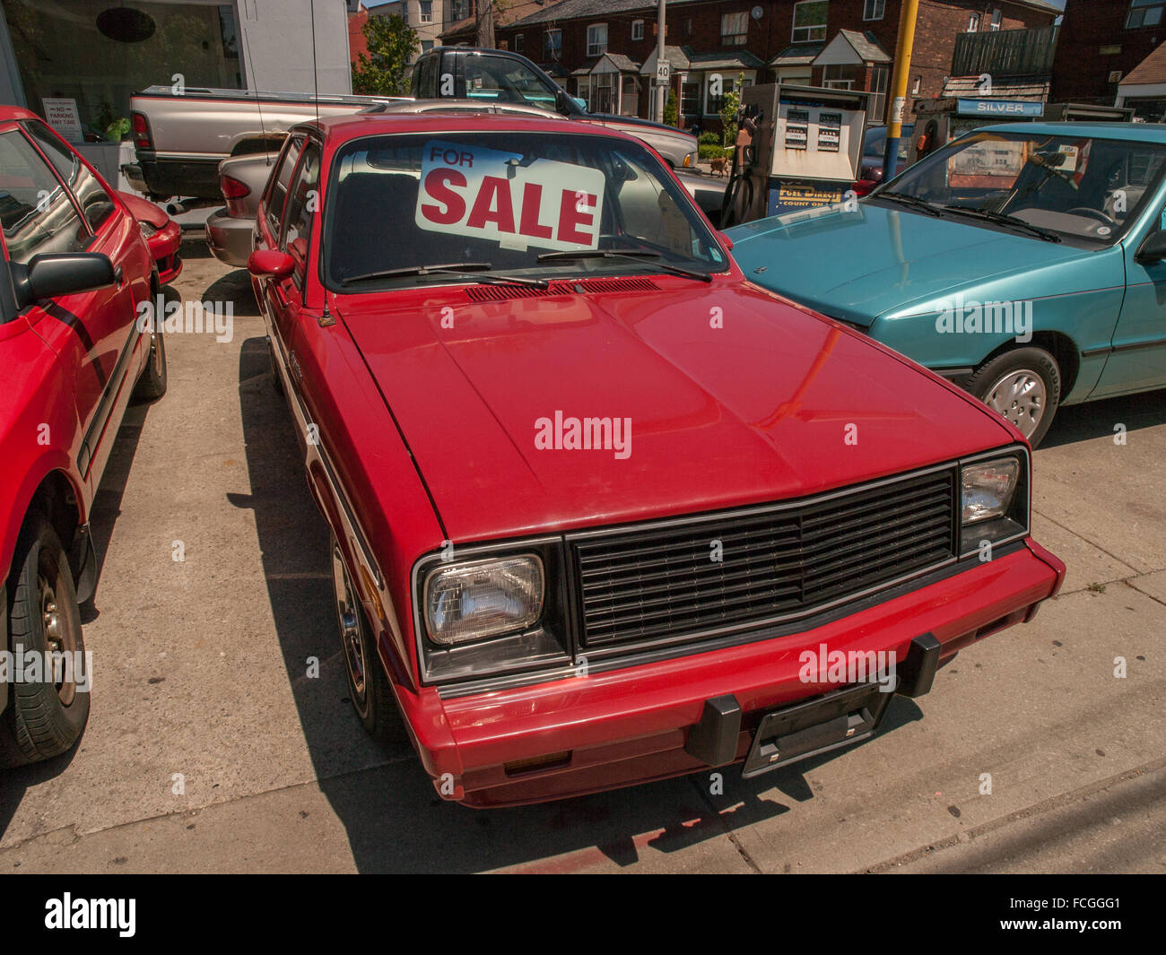 Alte rote Fließheck Auto für Verkauf in einem Gebrauchtwagen Parkplatz in Toronto Ontario, Kanada. Stockfoto