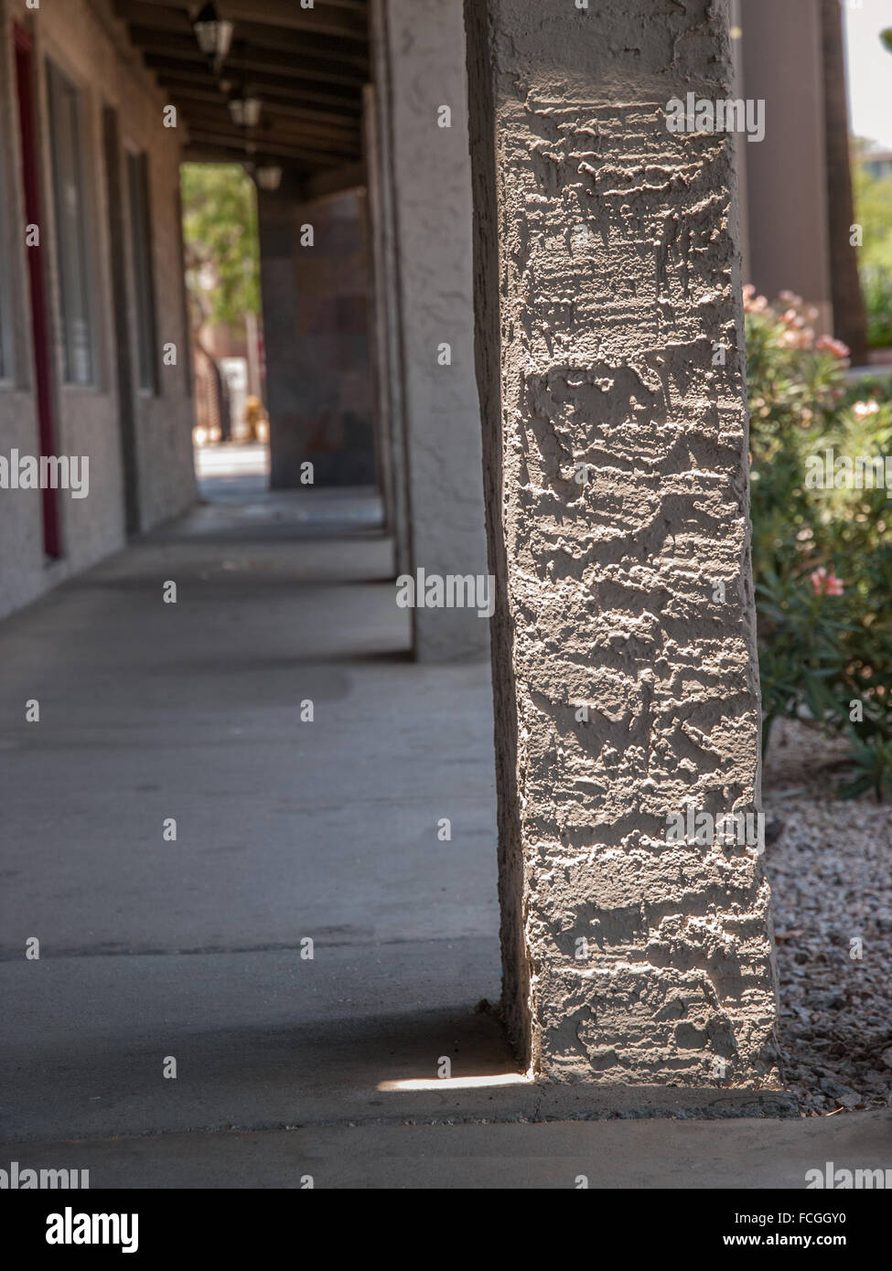 Überdachten Weg mit quadratischen Zement Spalten vor speichert der Einzelverkäufe in Arizona, USA. Stockfoto