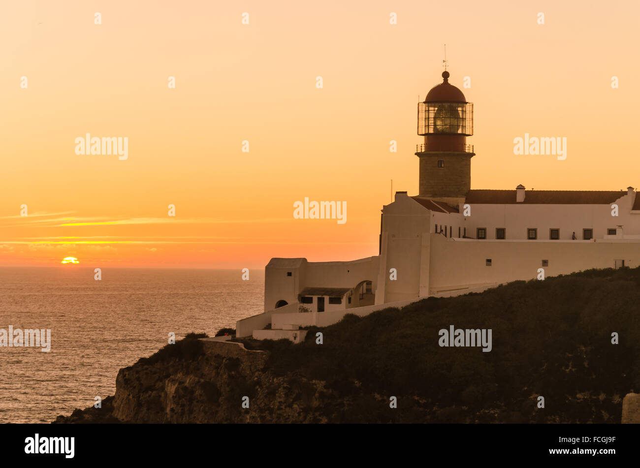 Blick auf den Leuchtturm bei Sonnenuntergang, Symbol der Garde Stockfoto