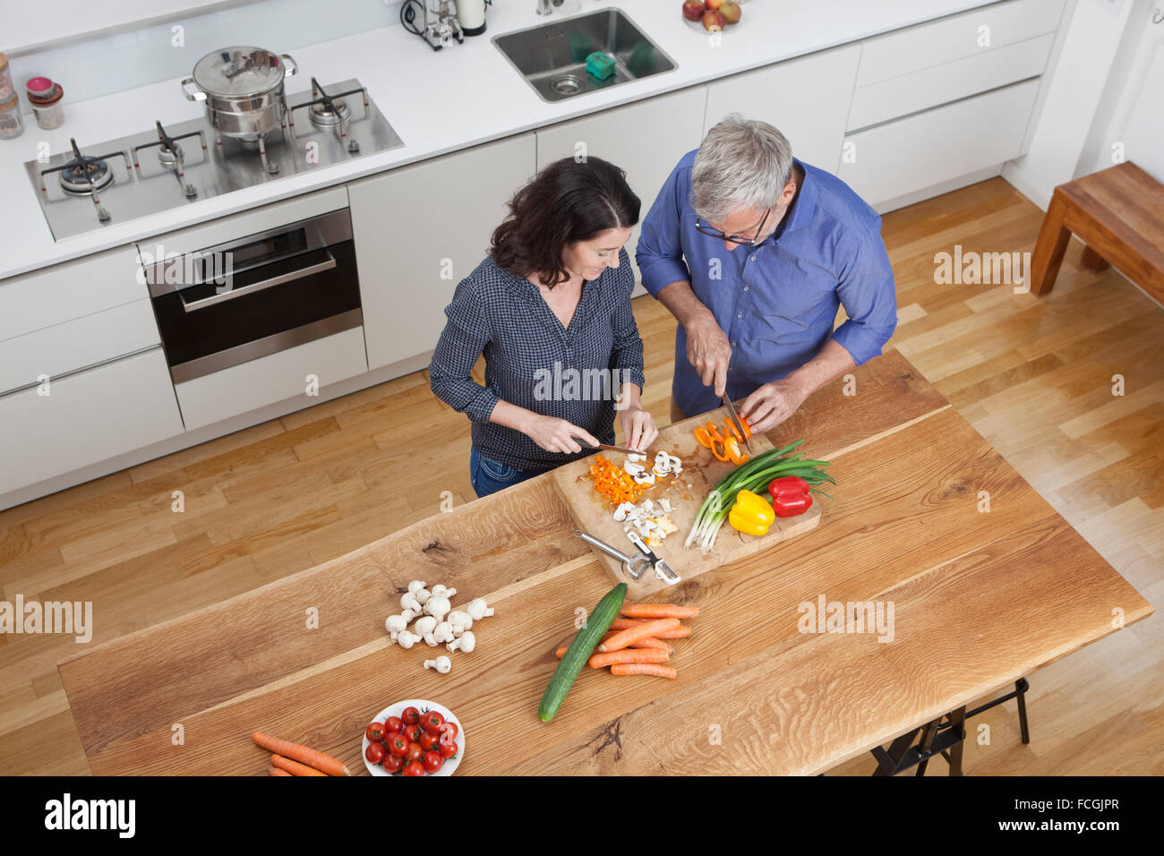 Älteres Paar, die Vorbereitung von Gemüse in der Küche Stockfoto