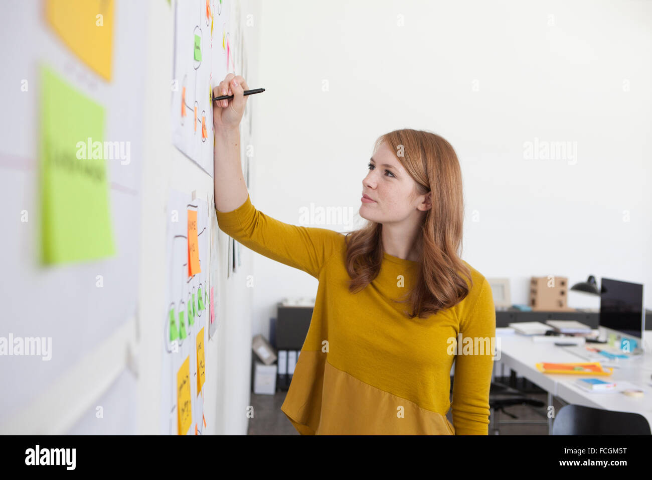 Junge Frau im Büro tatenlos Organigramm Stockfoto