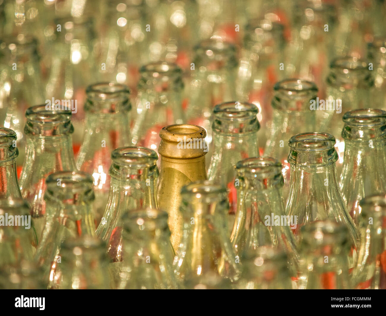 Linien des klaren leeren Colaflaschen, Spiel wo nur wenige Gold, lackiert sind für ein Ring Toss an der Canadian National Exhibition i Stockfoto