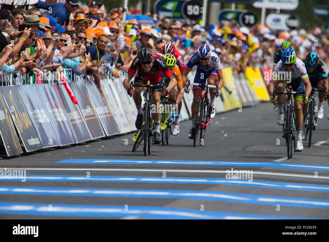 Adelaide, Australien. 21. Januar 2016. Simon Gerrans (R) Orica grünen Rand und Rohan Dennis (L) BMC auf der Gewinner-Linie zu einem Fotofinish, erhielt Gerrans gewinnt, Stufe 3, Glenelg nach Campbelltown, Tour Down Under, Australien am 21. Januar 2016 © Gary Francis/ZUMA Wire/ZUMAPRESS.com/Alamy Live News Stockfoto