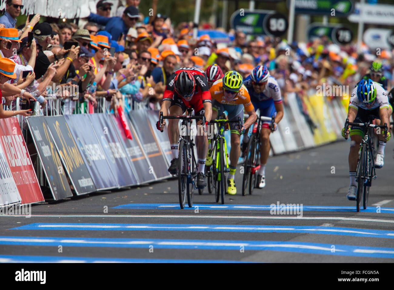 Adelaide, Australien. 21. Januar 2016. SIMON GERRANS, rechts, Orica Green Edge und ROHAN DENNIS, links, BMC auf der Gewinner-Linie zu einem Fotofinish erhielt Gerrans gewinnt, Stufe 3, Glenelg in Campbelltown. © Gary Francis/ZUMA Wire/ZUMAPRESS.com/Alamy Live-Nachrichten Stockfoto
