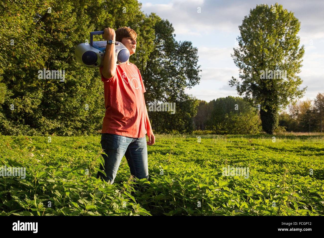 TEENAGER UND MUSIK IN DER NATUR Stockfoto