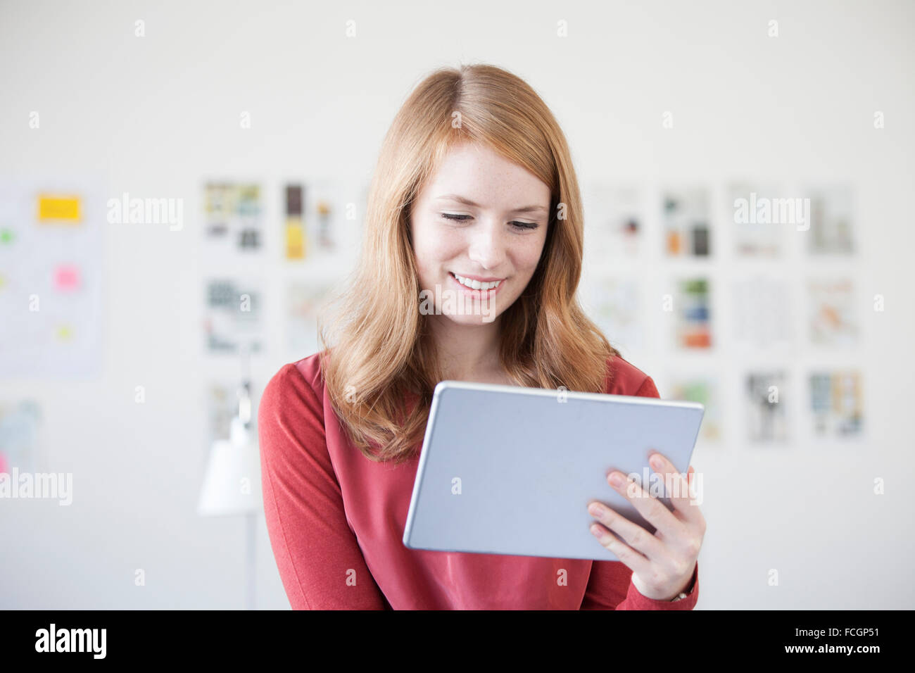 Junge Frau im Amt halten digital-Tablette Stockfoto