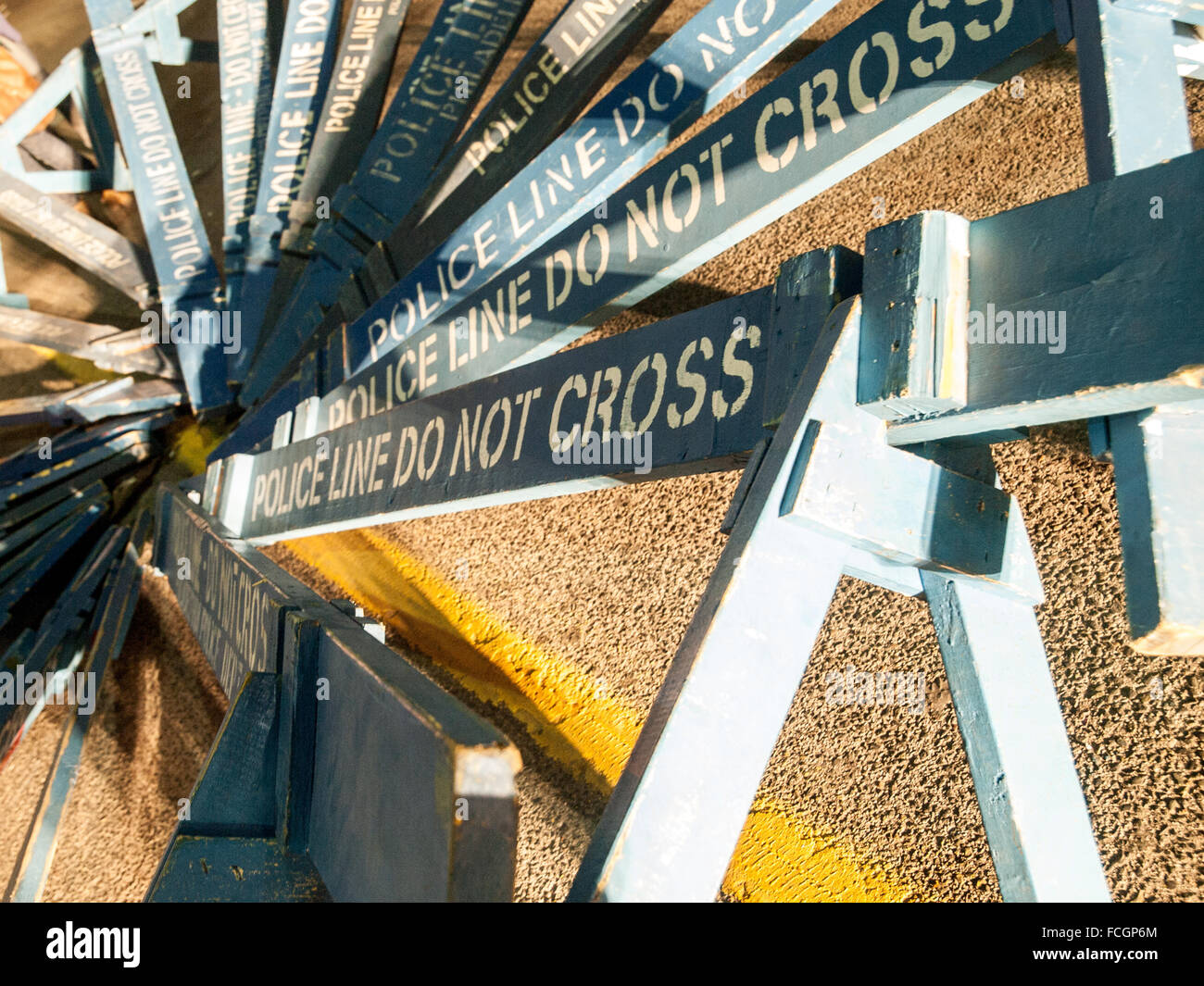 Blaue und weiße Holz Polizei Barrieren. Stockfoto