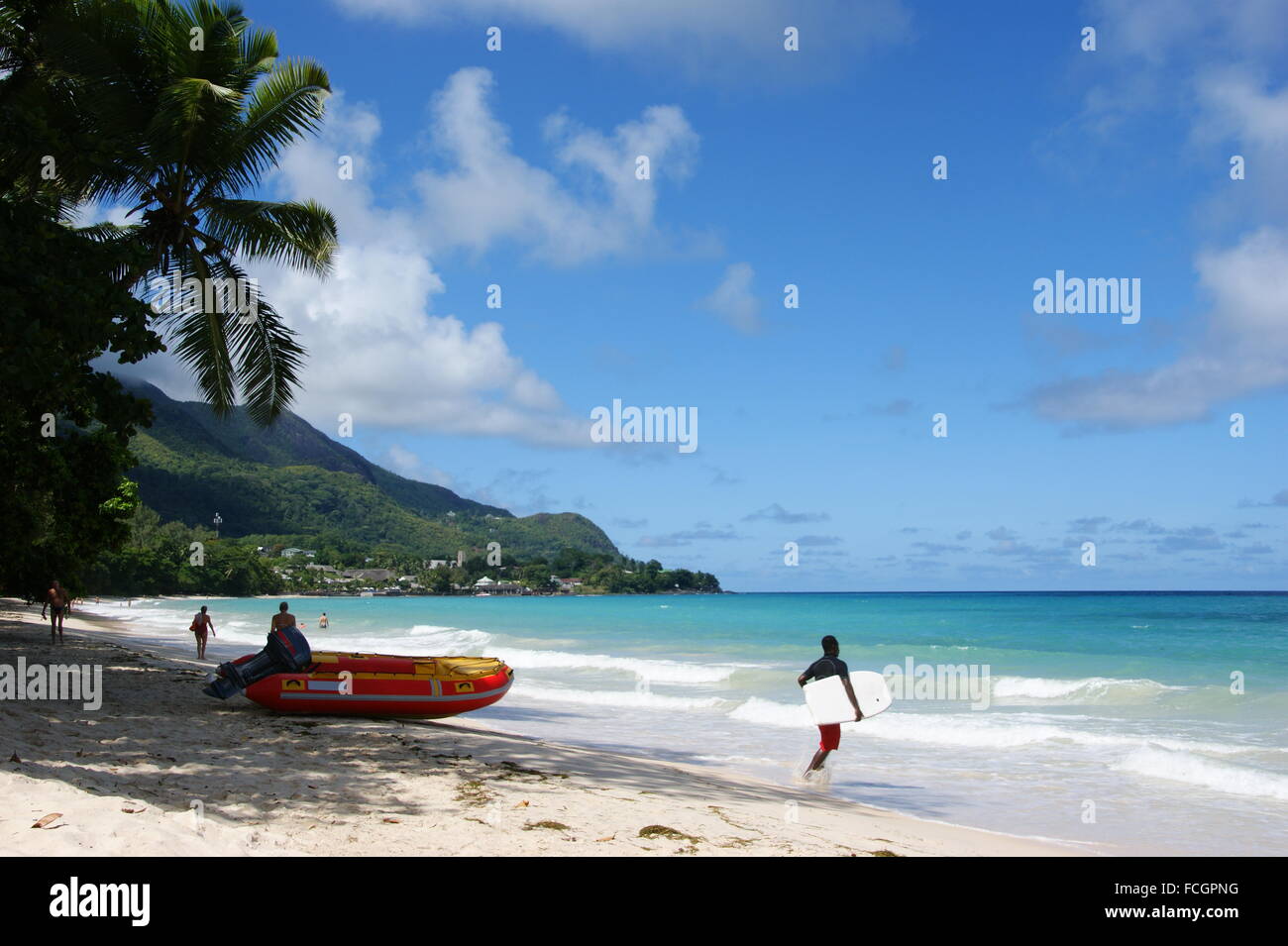 Strandurlaub auf den Seychellen. Tropischer Strand Anse Beau Vallon, Mahé, Seychellen, Afrika, Indischer Ozean Stockfoto