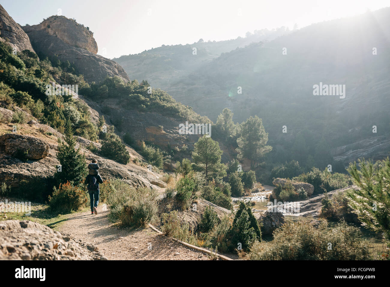 Spanien Katalonien Parc Natural Dels Ports Rückseite des Mutter Sohn auf den Schultern tragen Stockfoto