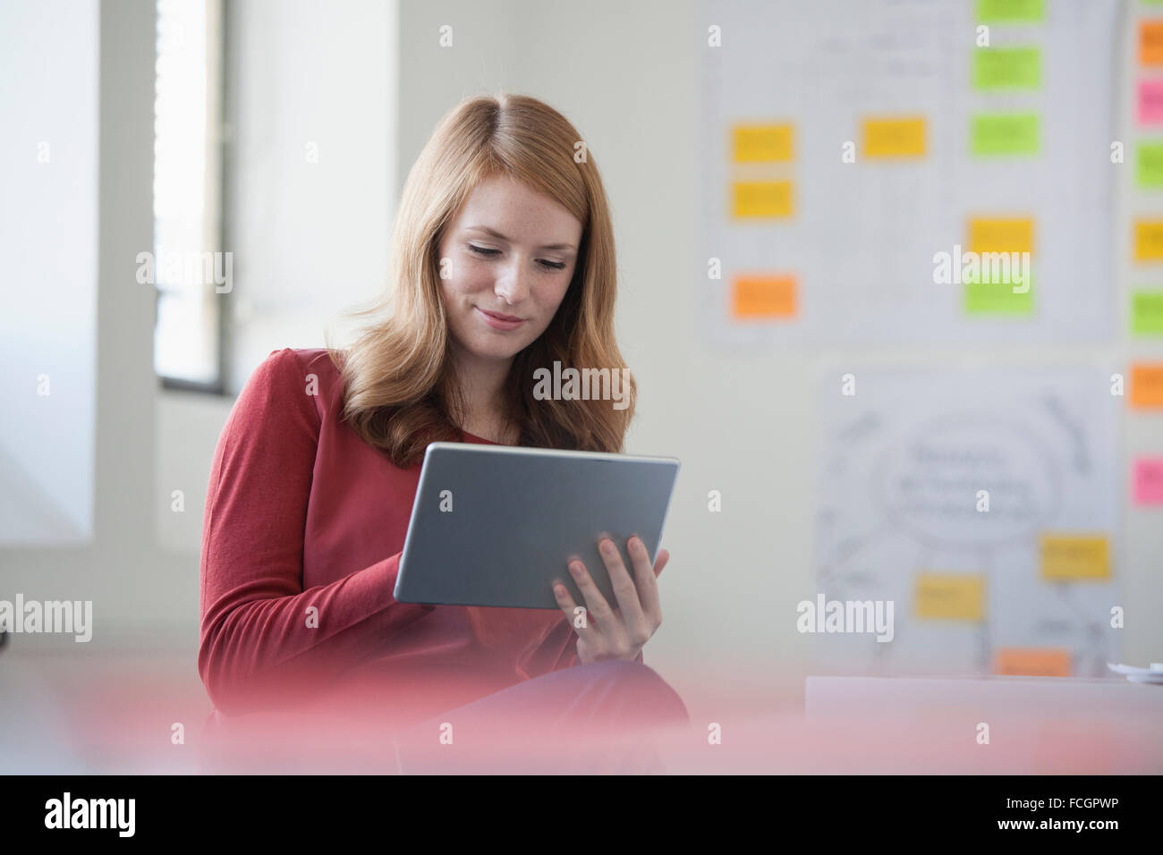 Junge Frau im Amt halten digital-Tablette Stockfoto