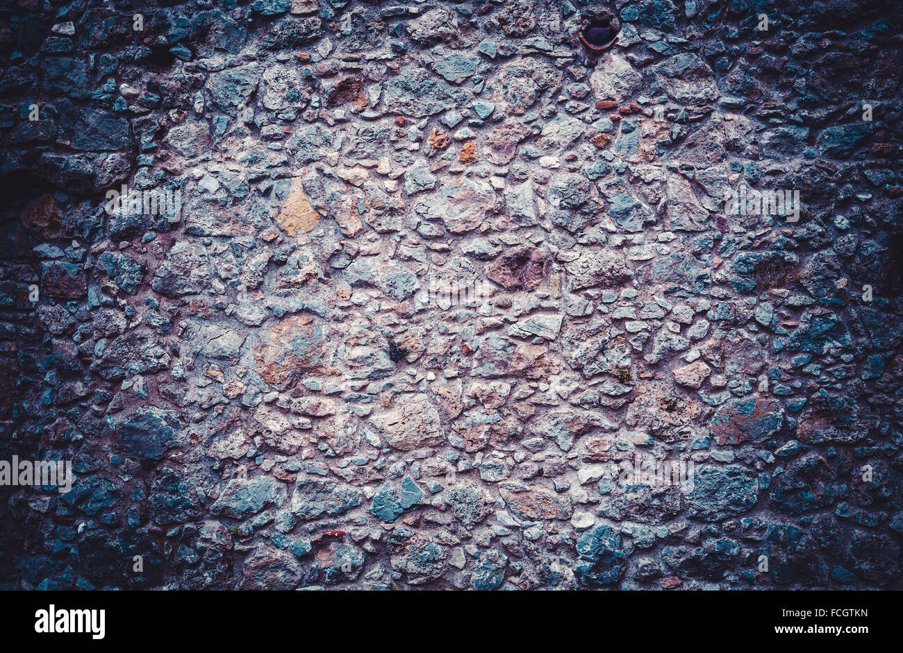 Dunkle Steinmauer für Hintergrund oder Textur Stockfoto