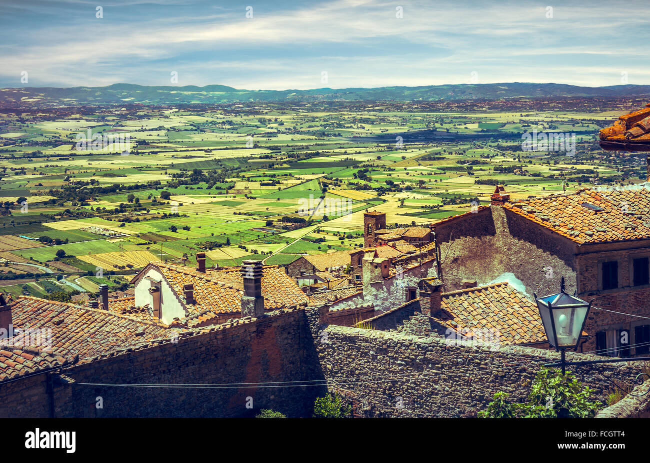 Luftaufnahme der grünen toskanischen Felder. Ein Blick von der antiken Stadt Cortona. Stockfoto