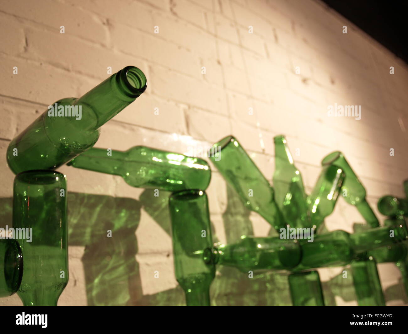 Skulptur Von Leeren Grunes Glas Bier Flaschen Gegen Einen Weiss Gestrichenen Wand Stockfotografie Alamy