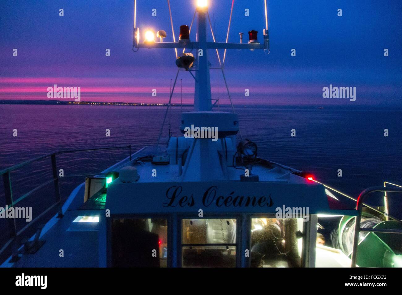 NAVIGIEREN IN DER DUNKELHEIT IN DER MORGENDÄMMERUNG, MEER AUF DEM KIEMENNETZ FISCHERBOOT "LES OCEANES" VOR DER KÜSTE VON LORIENT (56), BRETAGNE, FRANKEN Stockfoto