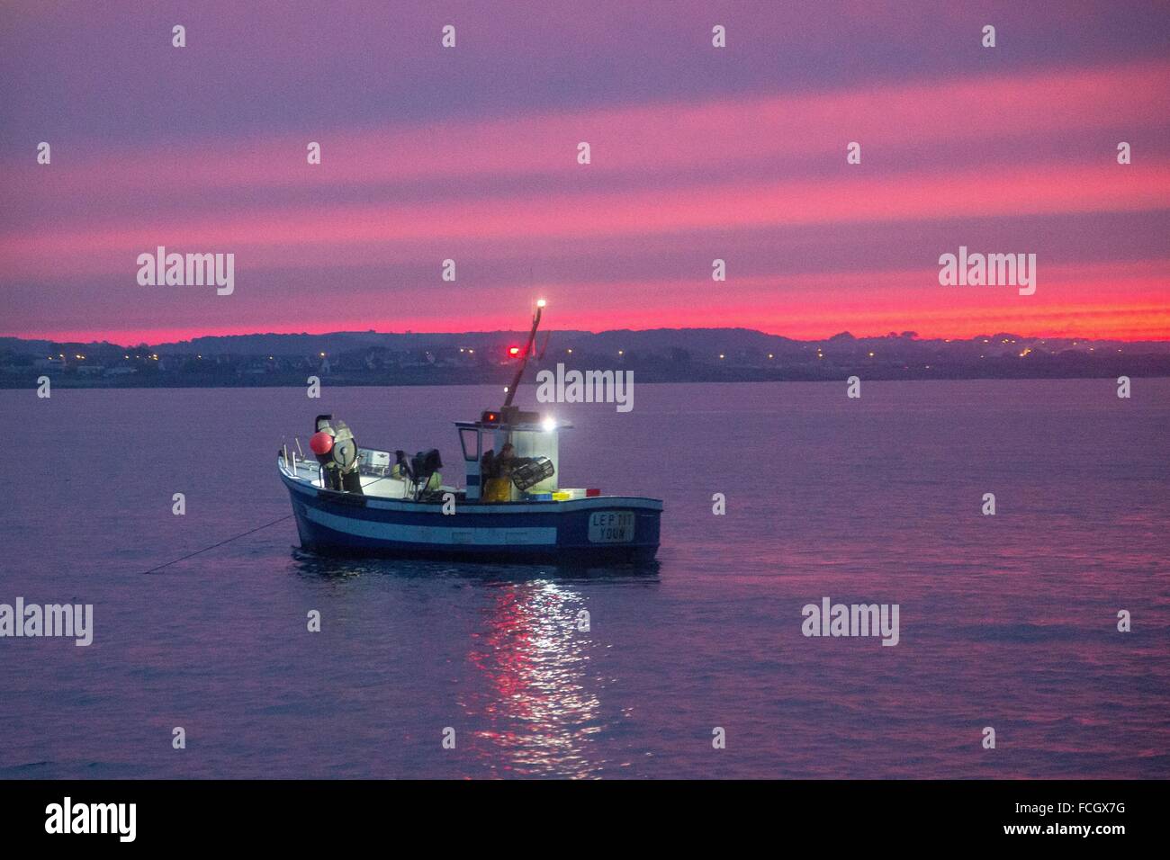 FISHER, ANGELN AUF DEM MEER GARNELEN, SHRIMPS TRAWLER IM MORGENGRAUEN VOR DER KÜSTE VON LORIENT (56), BRETAGNE, FRANKREICH Stockfoto