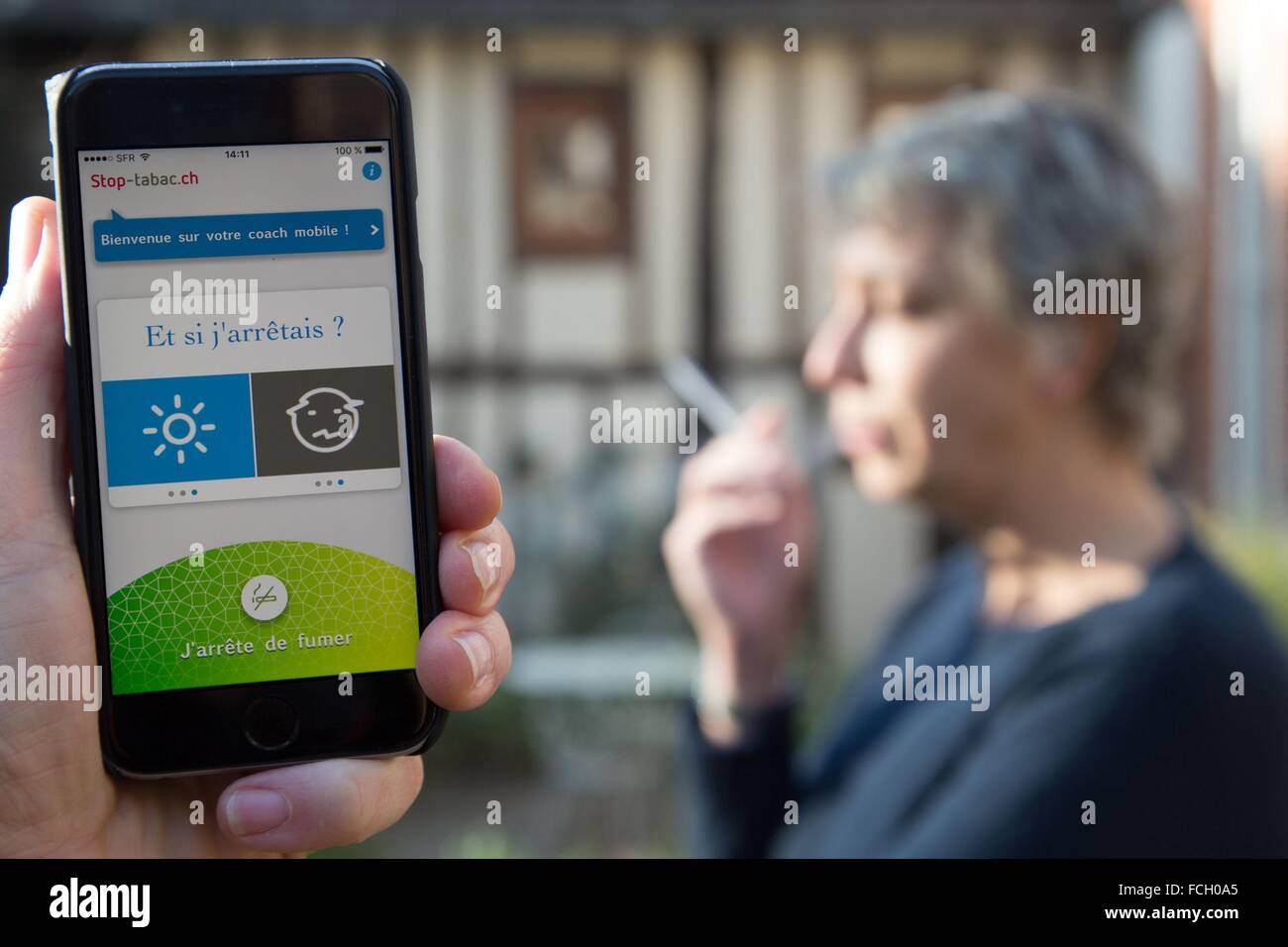 MOBILE ANWENDUNG FÜR EIN HANDY-NUTZER, RAUCHER Stockfoto