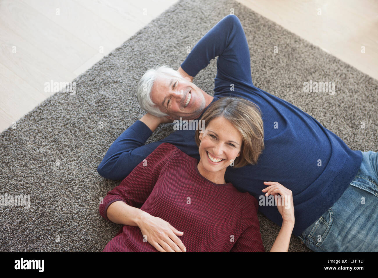 Glückliches paar entspannende zusammen auf dem Teppich Stockfoto