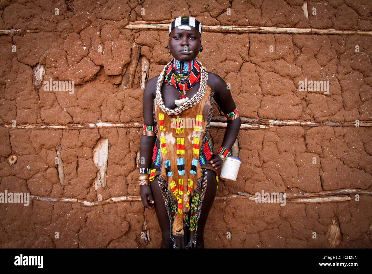 Hamer Mädchen mit traditionellen Outfit, Turmi, Omo Valley, Äthiopien, Afrika Stockfoto