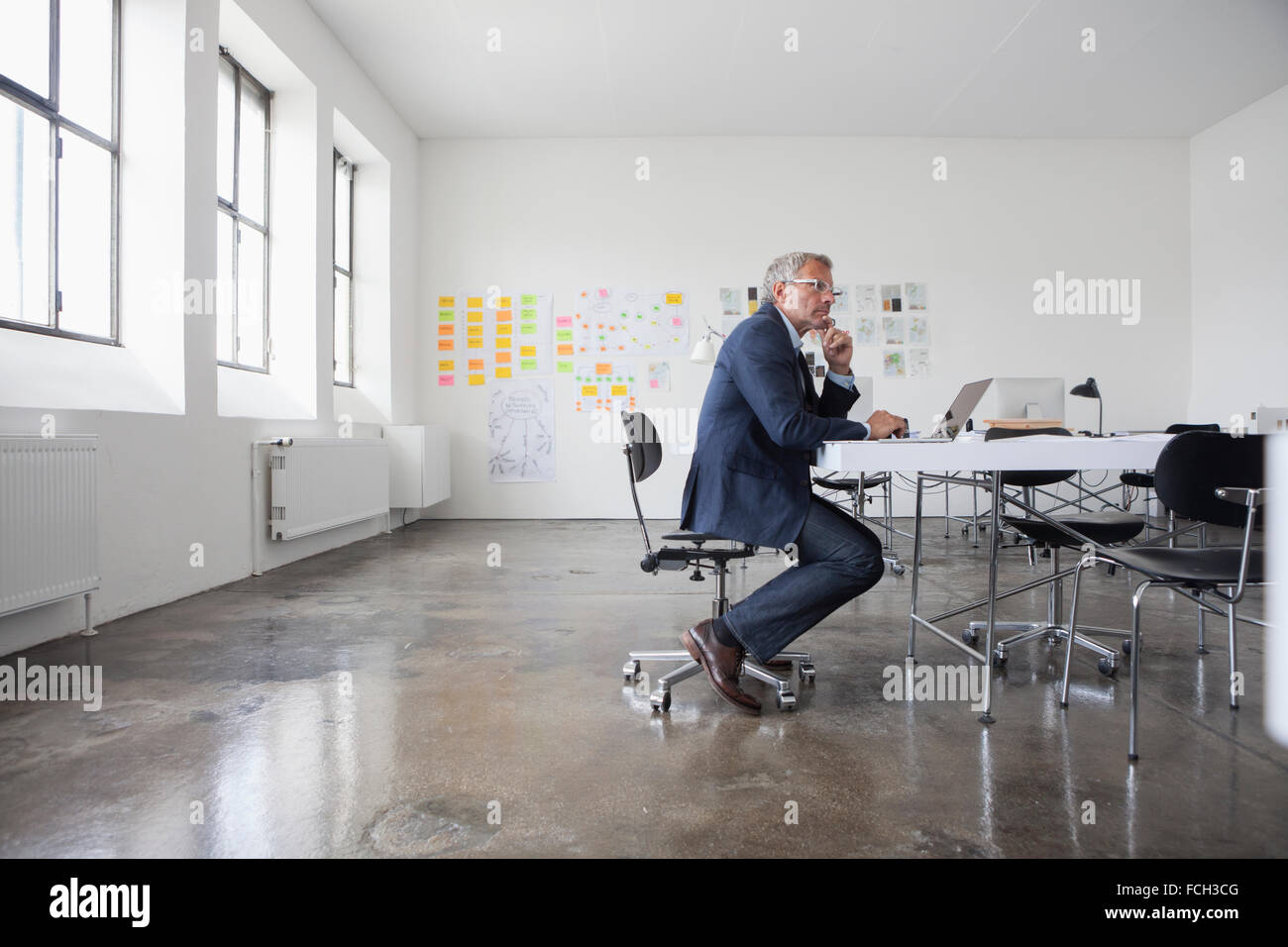 Reife Geschäftsmann sitzen im Büro mit laptop Stockfoto