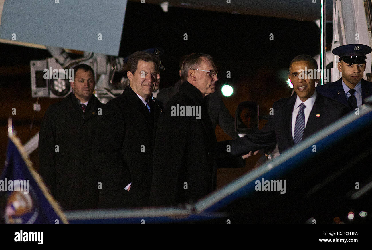 Topeka, Kansas, USA, 21. Januar, 2015 Präsident Barak Obama Ankünfte in Topeka heute morgen Abend vor seiner Rede an der University of Kansas. Er wird von Kansas Gouverneur Sam Brownback und Topeka Bürgermeister Larry Wolgast begrüßt. Bildnachweis: Mark Reinstein Stockfoto