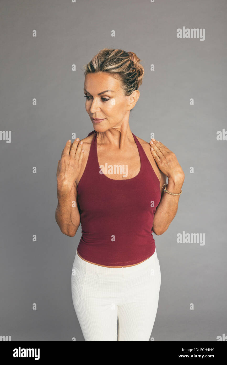 Reife Frau Flexibilität Übung Arme Körperposition und Hände Stockfoto