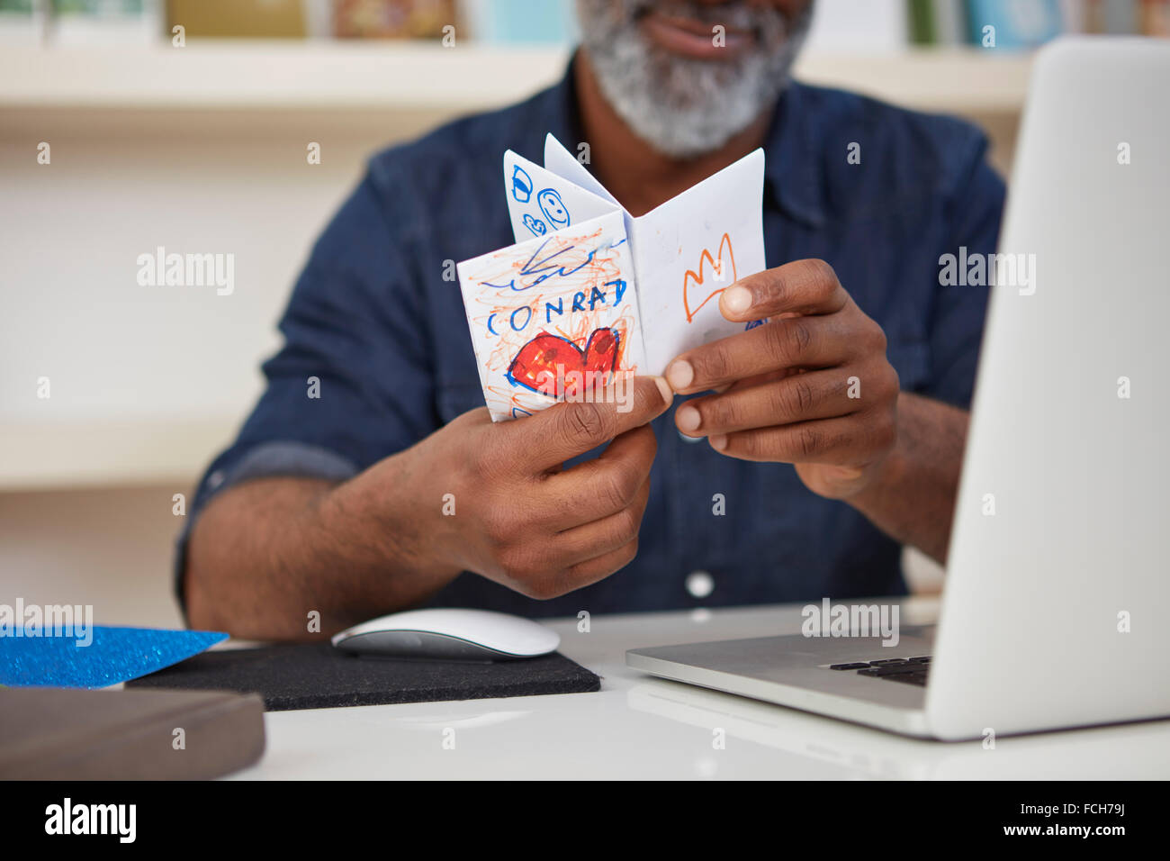 Hände des Mannes halten Kinder Zeichnung Stockfoto