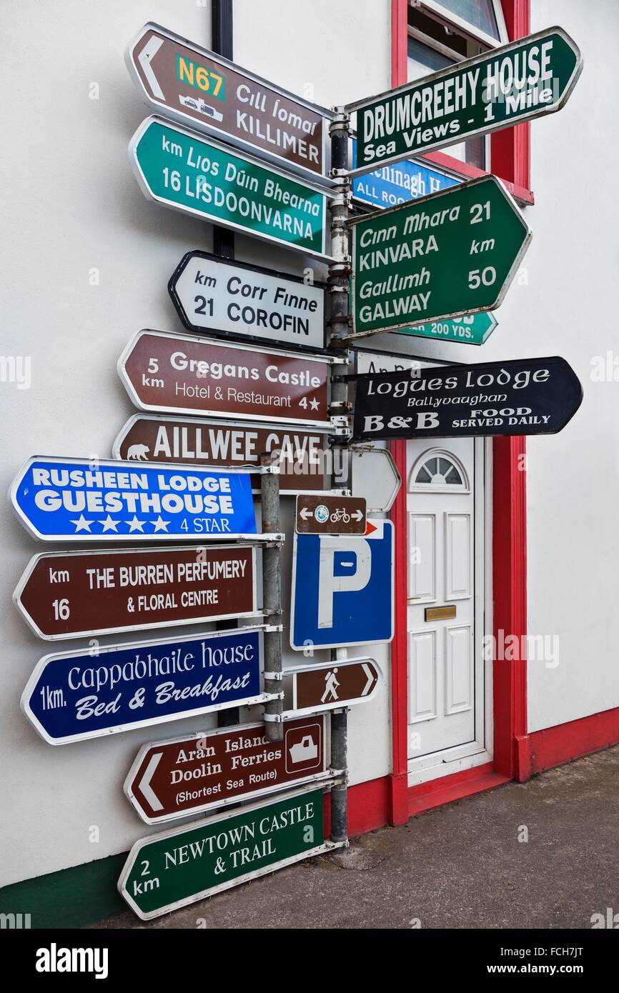 Direktionale Beschilderung an der Kreuzung in Ballyvaughan Dorf, Co. Clare, Irland. Stockfoto
