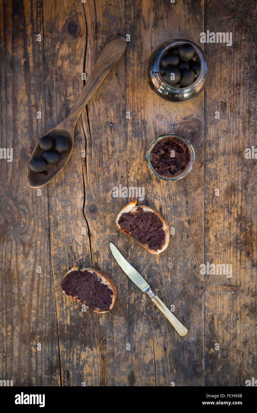 Schwarze Oliven und Scheiben Weißbrot Oliven-Paste Stockfoto