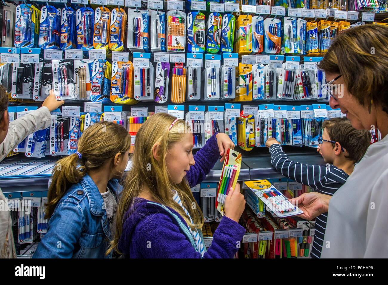 BACK-TO-SCHOOL-ILLUSTRATION, SCHULMATERIAL IN EINEM SUPERMARKT KAUFEN Stockfoto