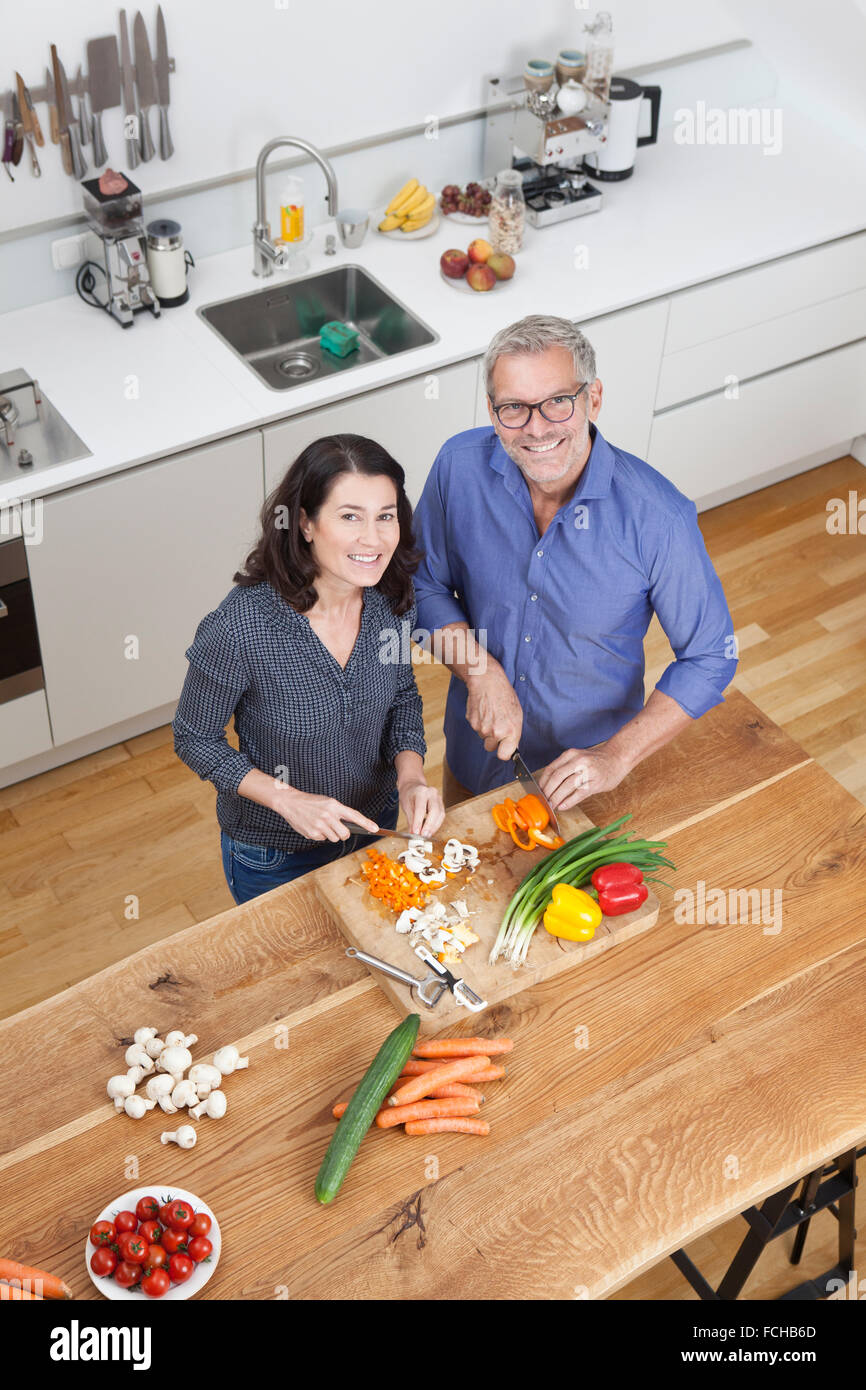 Älteres Paar, die Vorbereitung von Gemüse in der Küche Stockfoto