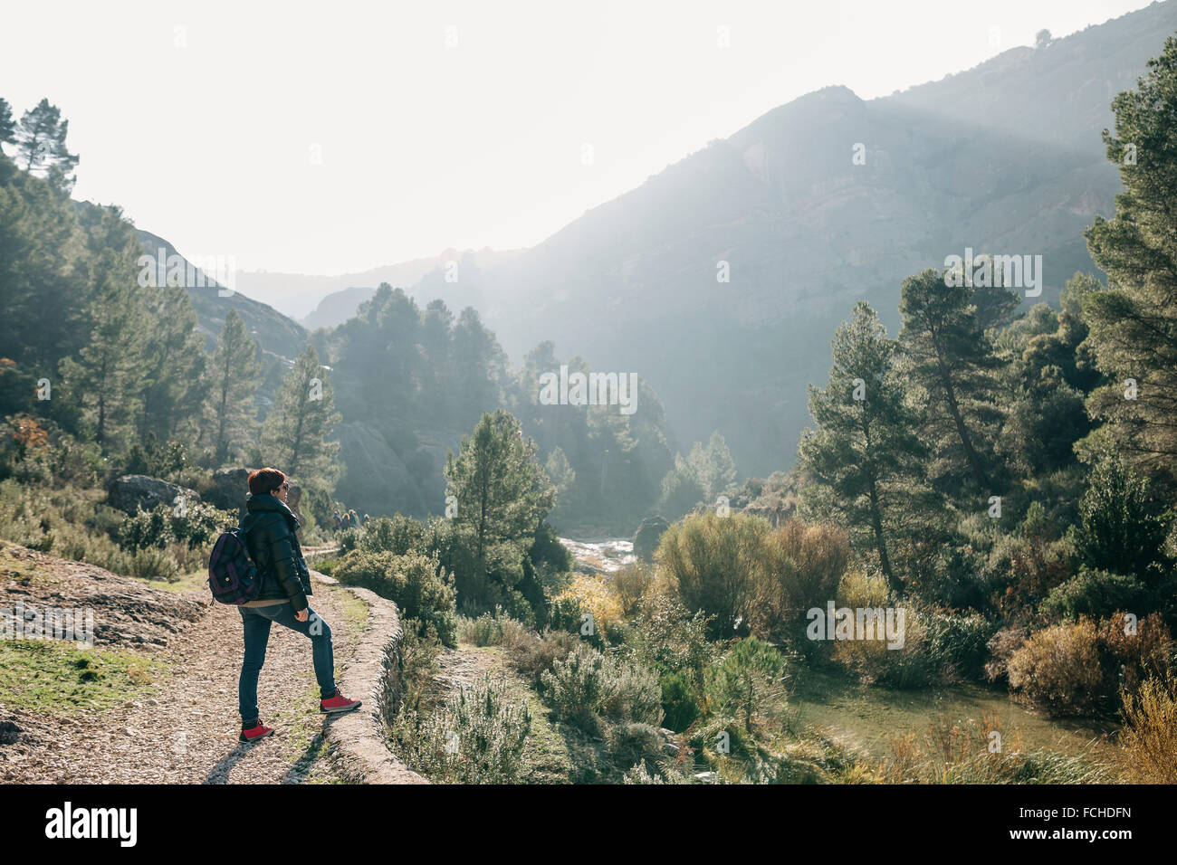 Spanien Katalonien Parc Natural Dels Ports Frau Rucksack am Wanderweg Stockfoto