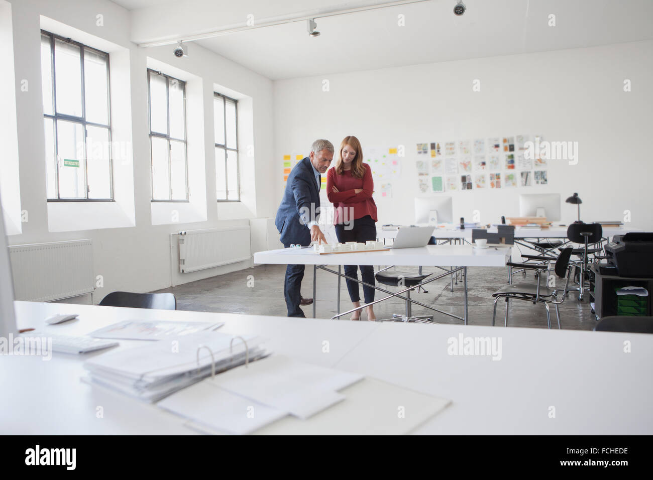 Zwei Architekten diskutieren Projekt im Büro Stockfoto