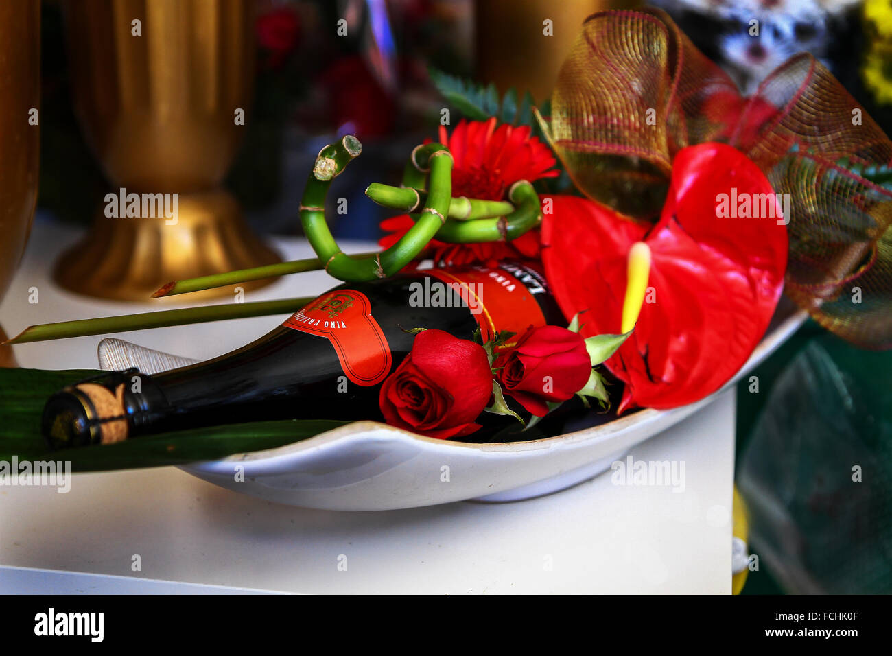 Flasche Wein mit Blumen geschmückt Stockfoto