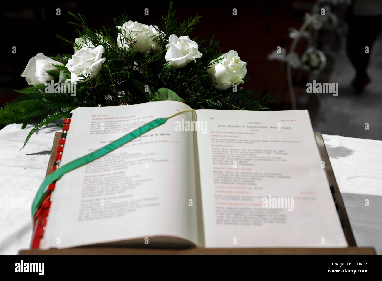 Buch, die Bibel mit weißen Blumenstrauß Stockfoto