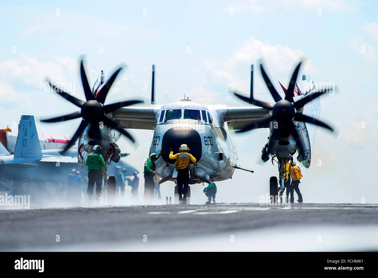 Atlantik-14. August 2015-Segler direkt ein C-2A Greyhound die Rohhäute der Flotte Logistic Support Squadron VRC zugewiesen Stockfoto