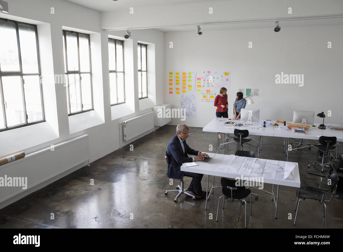 Architekten arbeiten im Büro Stockfoto