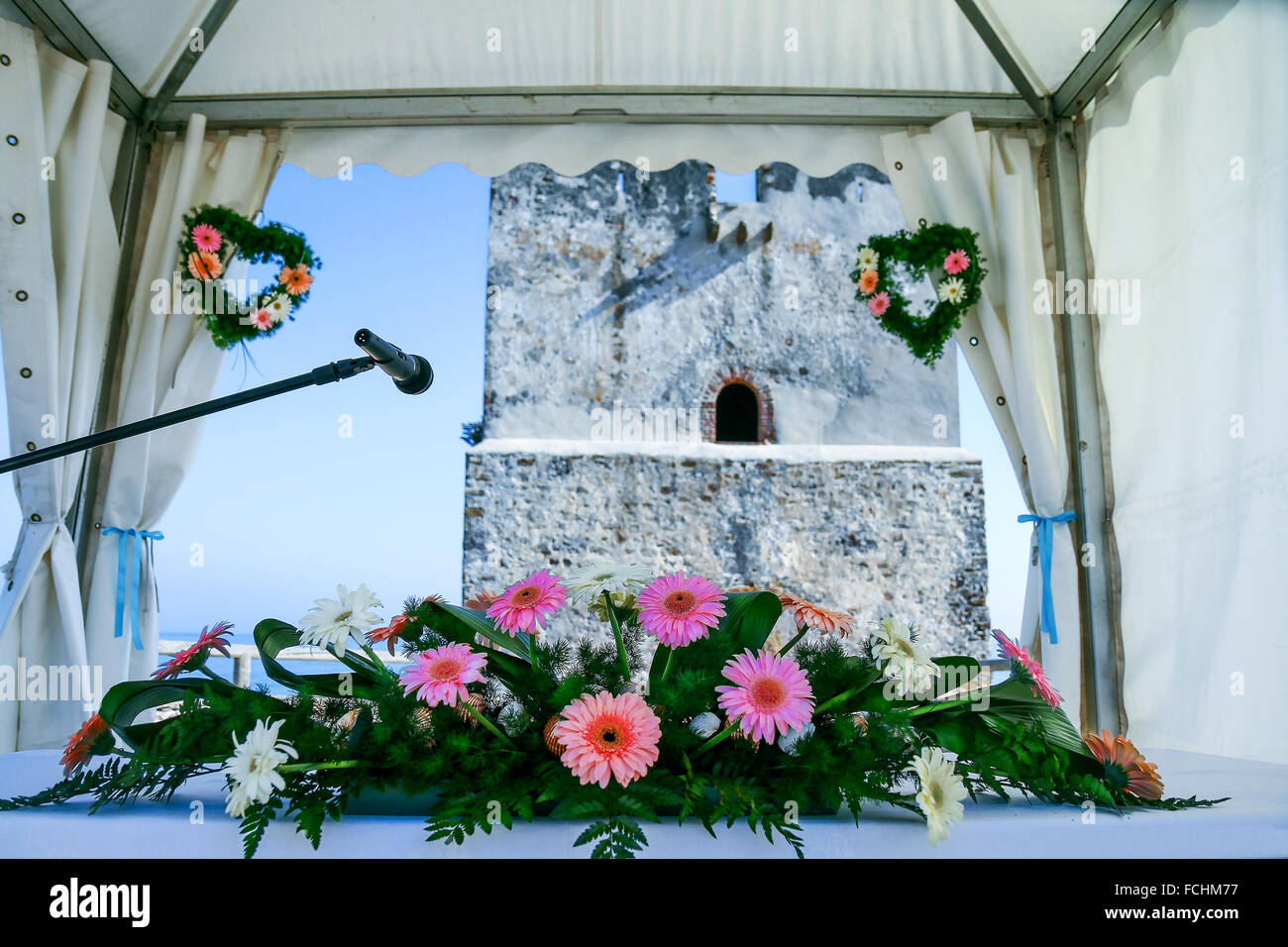 Zelt mit einem Blumenstrauß für das Brautpaar Stockfoto