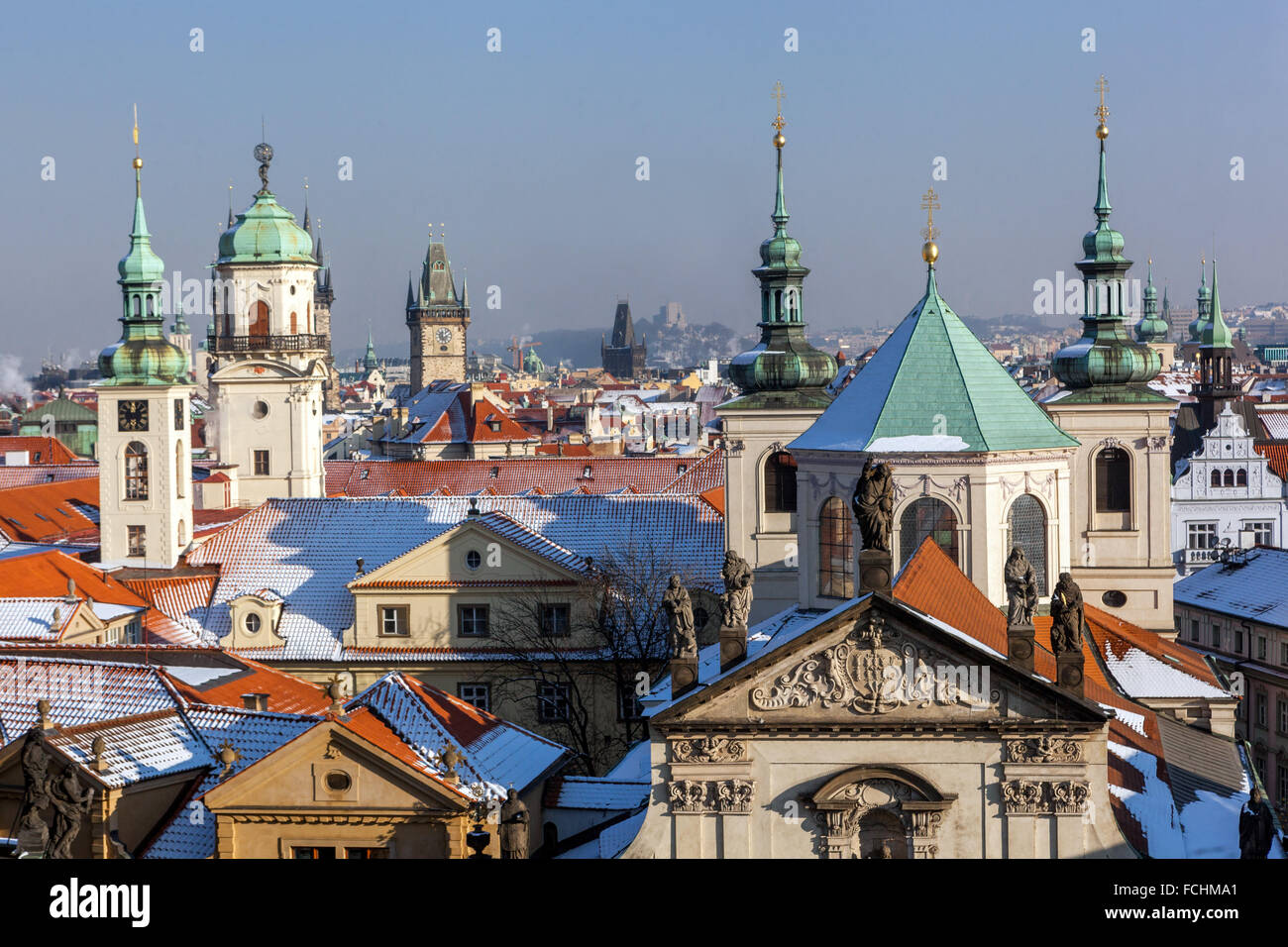 Prager Stadt mit hundert Türmen, Türmen und Dächern der Altstadt, St. Salvatorkirche und Clementinum, Prag, Tschechische Republik Stockfoto