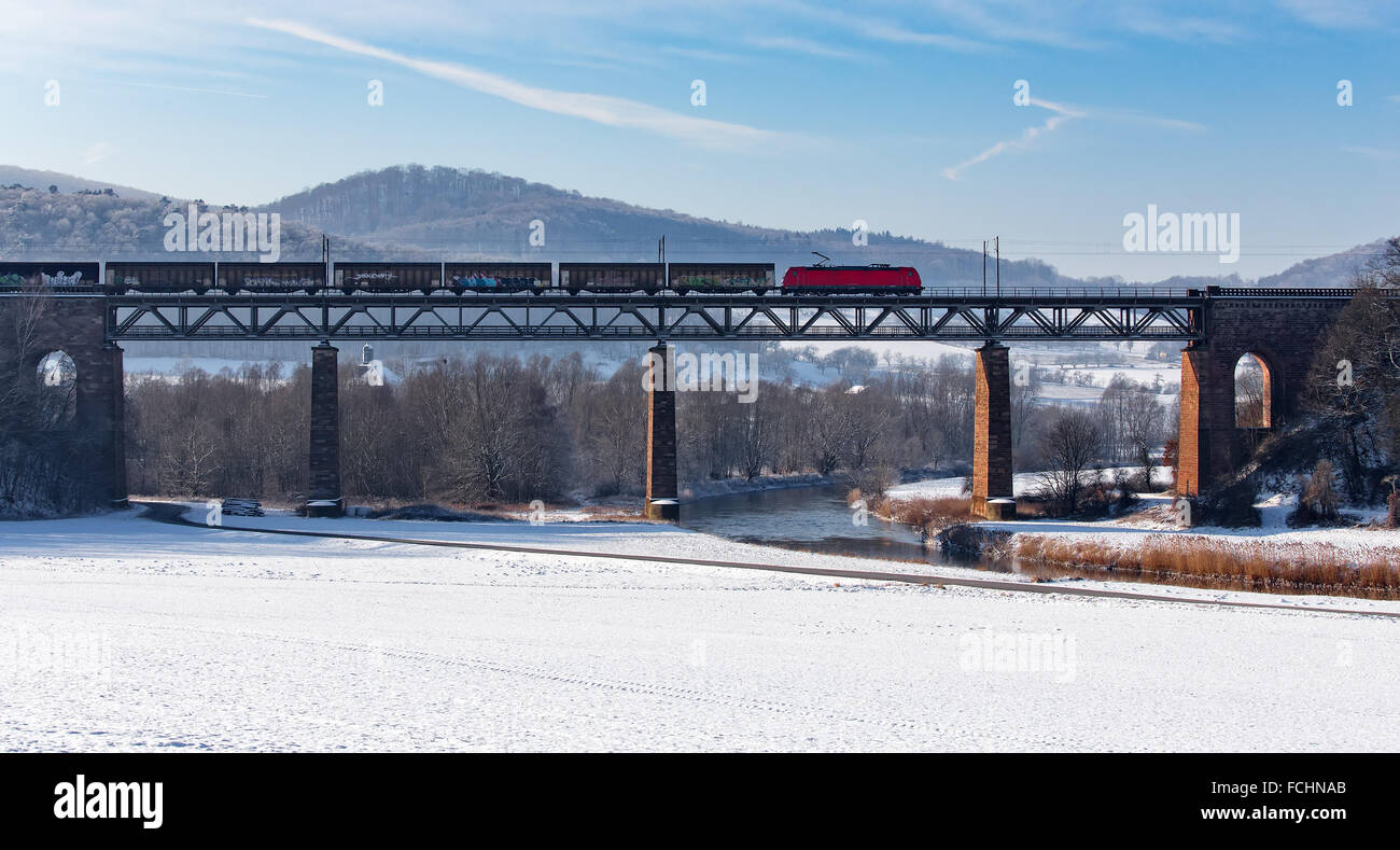 Eisenbahn-Brücke über den Fluss Werra in Deutschland (in der Nähe von Oberrieden) Stockfoto