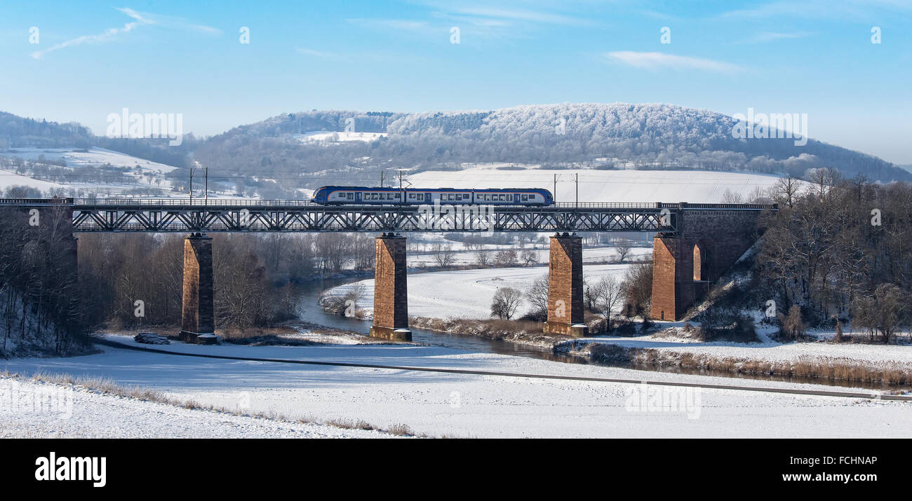 Eisenbahn-Brücke über den Fluss Werra in Deutschland (in der Nähe von Oberrieden) Stockfoto